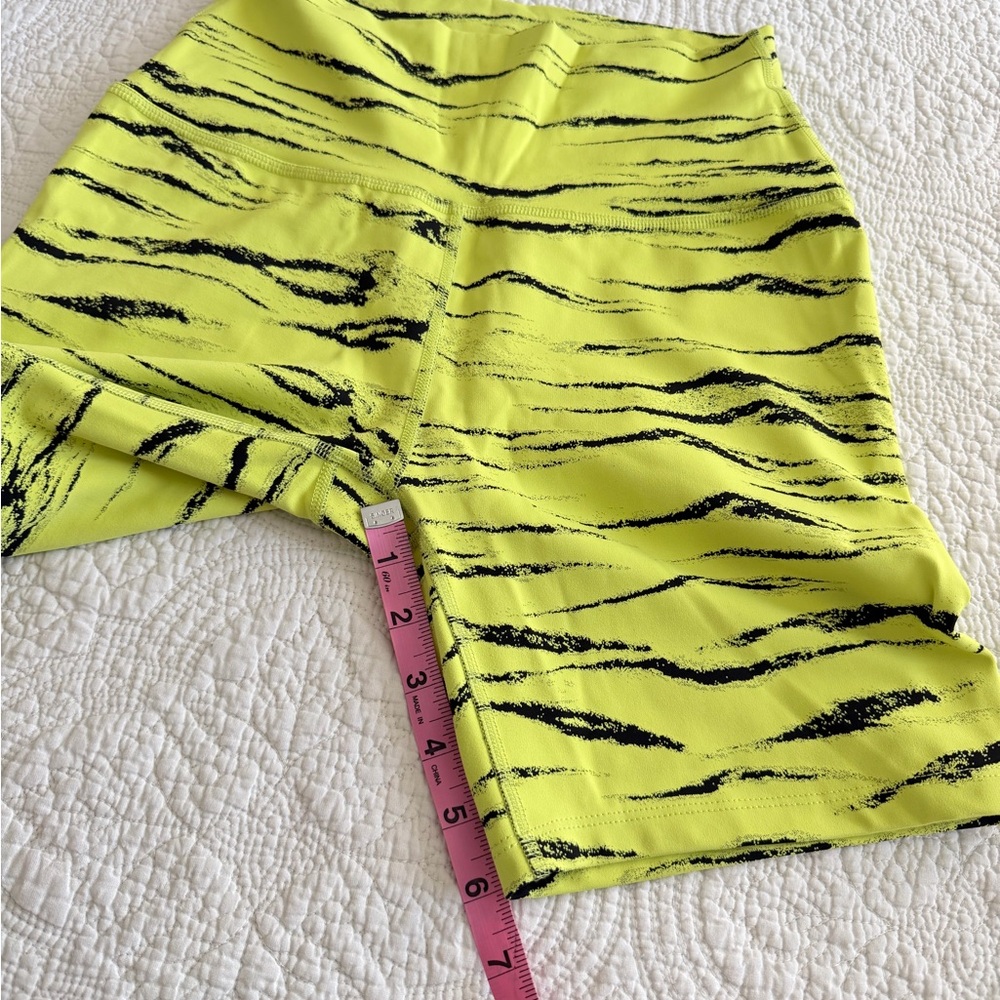 Beyond Yoga Bike Shorts Neon Yellow Zebra Jacquard Size Medium - Picture 5 of 7